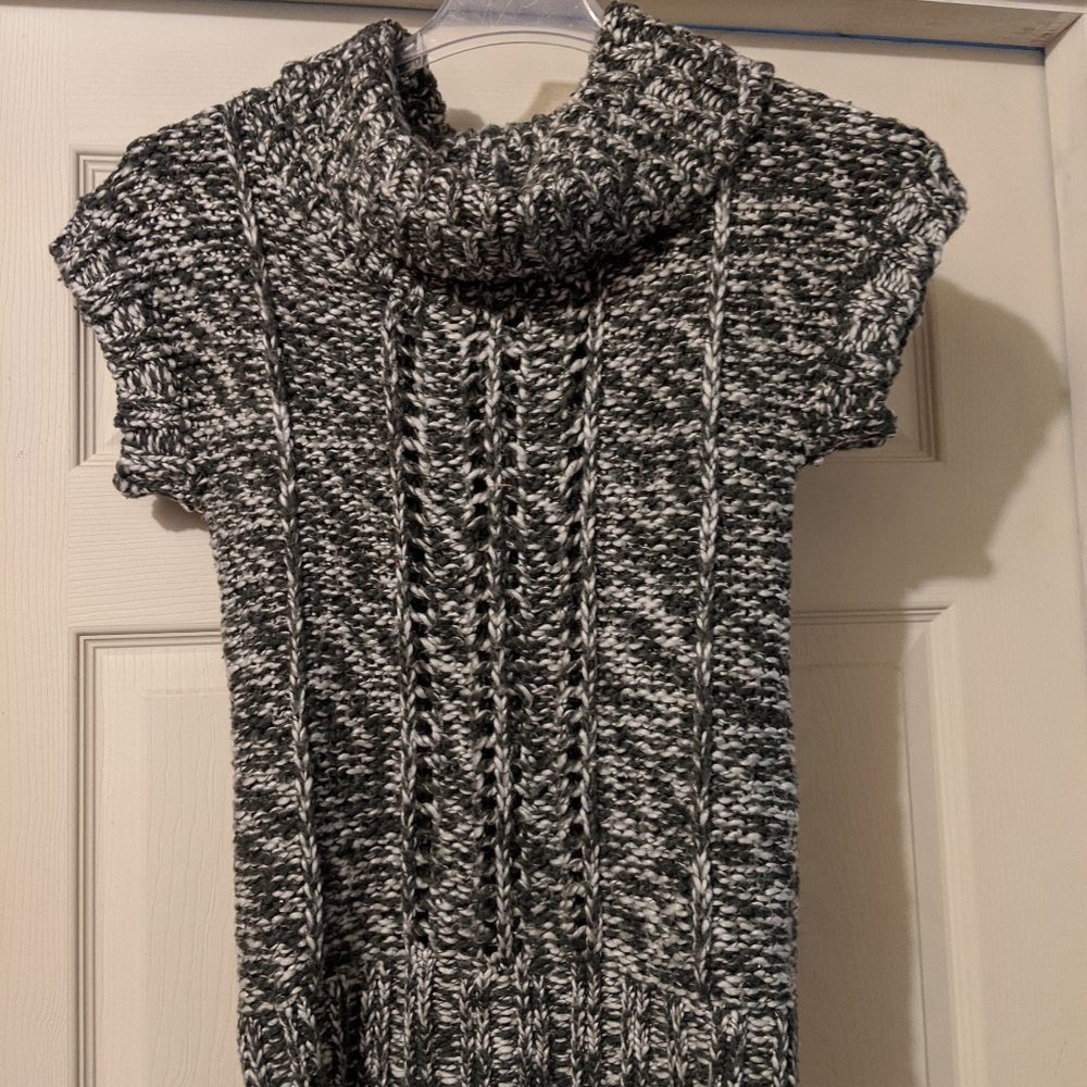 Short sleeved turtle neck